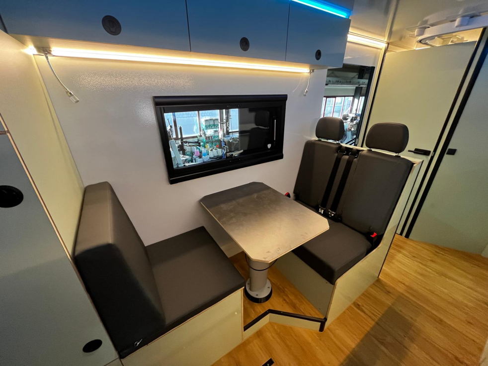 Iveco Daily 4x4 mit Alkoven 4er Sitzgruppe mit MFK